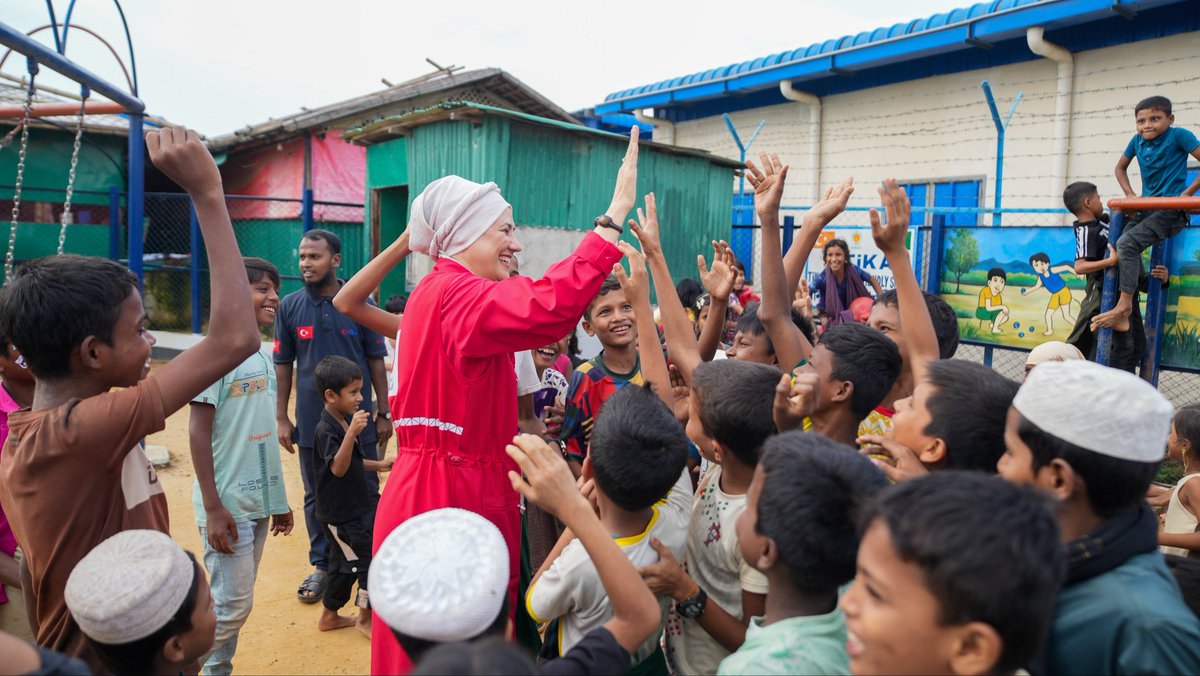 FatmaMericYlmaz's tweet photo. Bangladeş’in Cox’s Bazar bölgesinde, zorlu hayat şartları içinde yaşam mücadelesi veren Arakanlı kardeşlerimizle bir araya geldik.

Dünyanın neresinde olursa olsun ihtiyaç sahibi bir insanın elini tutabilmek, aynı acıya ve aynı umuda ortak olabilmek bizim için büyük bir sorumluluk.

Cox’s Bazar’da gördük ki; iyilik mesafeleri kısaltıyor, gönüller arasında görünmez köprüler kuruyor. Biz, insan onurunu koruyan ve umudu yaşatan iyiliğin izinde yürümeye ve Arakanlı dostlarımızın yaralarına merhem olmaya devam edeceğiz.