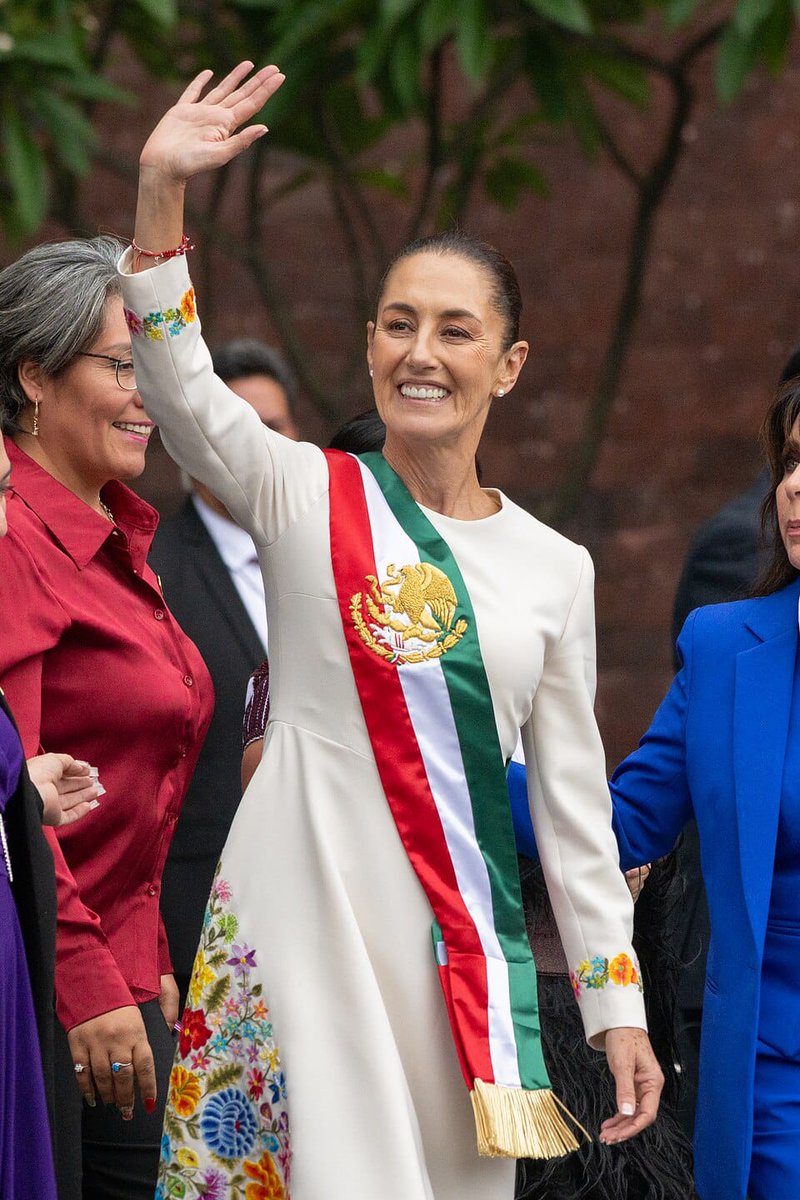 bjc_agua's tweet photo. Felicito a la Presidenta Claudia Sheinbaum a quien admiro por su liderazgo y compromiso con México. Que siga enfrentando con valor las adversidades y coseche triunfos  en cada desafío. Feliz cumpleaños, Presidenta. https://t.co/Mpd10XEZVV