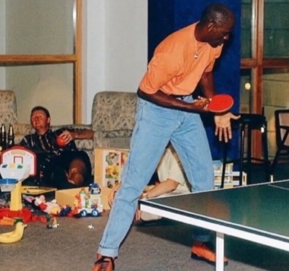 historyinmemes's tweet photo. Michael Jordan playing ping pong while Larry Bird casually drinks beers behind him during the 1992 Olympics in Barcelona.

A 1992 image shows Michael Jordan playing ping pong while Larry Bird stands nearby, offering a relaxed glimpse into one of the most celebrated squads in sports history. During the Barcelona Olympics in Barcelona, the U.S. “Dream Team” united NBA icons who were far more accustomed to facing each other than sharing the same locker room.

Jordan’s intense competitive mindset carried beyond basketball, with teammates often recalling how he turned even casual moments into contests. Bird, by contrast, was in the final stage of his career and dealing with lingering back issues, contributing a more reserved, low-key presence. Despite coming from different eras of the NBA, both players played a role in elevating the global profile of basketball during those Games.