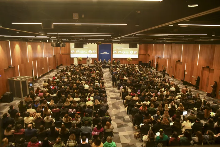 UDD_cl's tweet photo. La UDD realizó la presentación del nuevo centro de liderazgo educativo Lidera Innovar, financiado por el Ministerio de Educación y liderado por CILED-UDD, en alianza con la Universidad de Tarapacá, la Universidad de La Serena, INACAP y Fundación Súmate del Hogar de Cristo. 💡 https://t.co/mH4LAwTFgI
