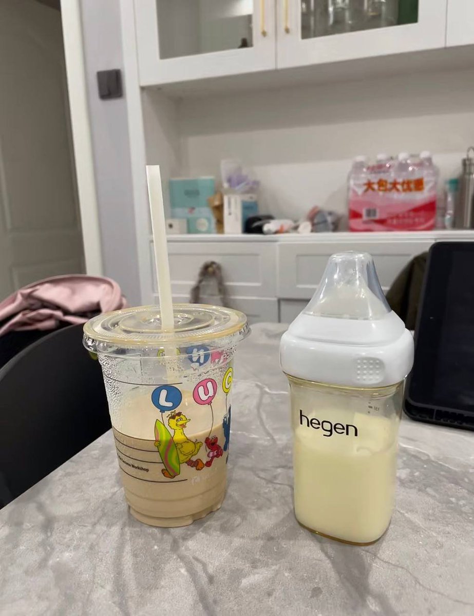 JTakae's tweet photo. 一早一杯咖啡配一瓶奶

我醒神，娃长肉，母子俩的晨间仪式感~ https://t.co/W8htXfwOEv