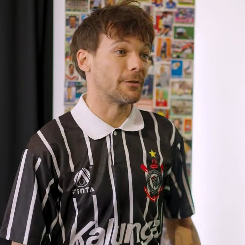 tracklist's tweet photo. Simplesmente Louis Tomlinson usando a camiseta do Corinthians durante participação no canal AwayDays. 🖤 https://t.co/htDycJQ7uo