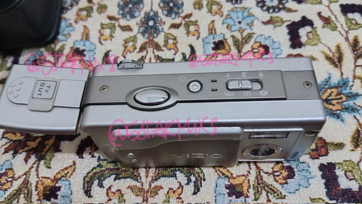 5STARMIXES's tweet photo. WTS DIGICAM 💸485K AJA!
(+) 
- mulus, penutup kamera lancar, masih bisa video, foto pun jg lancar bgt, (flash gatau blom nyoba), ada beberapa mode foto, tombol aman, speaker jernih, bonus pouch &amp; memory card (lupa brp gb).
#zonauang #zonaba #digicam https://t.co/cJTOjuRBqf