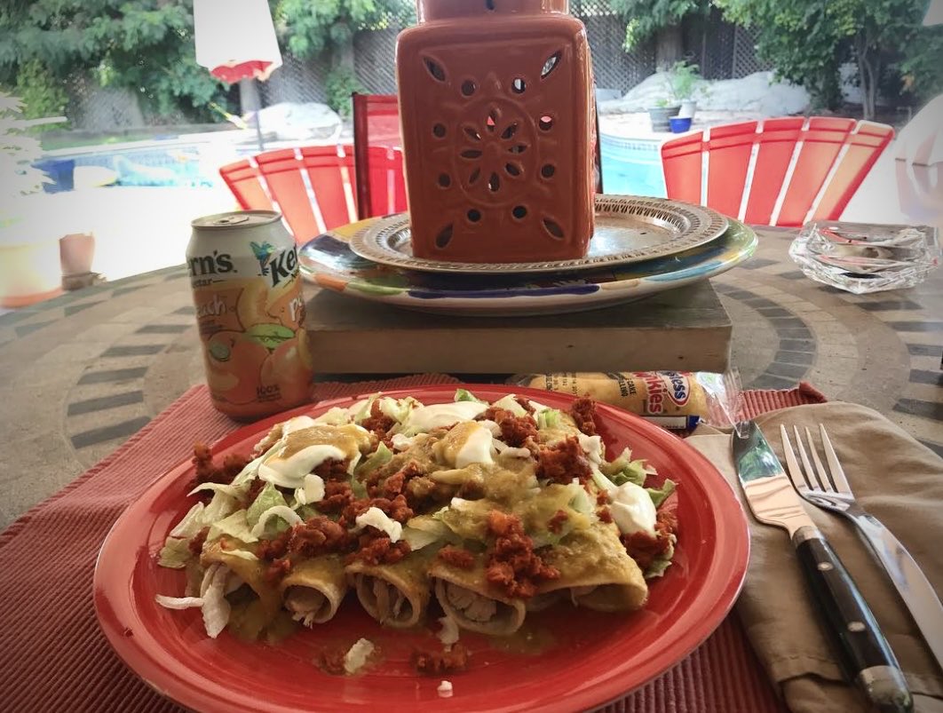 SantosJlorenzo's tweet photo. Stopped By The House For a Lunch Break and Whipped Up Some Homemade Green Chicken Enchiladas With Chorizo! 🟢🍗🔥 Hope You're All Having a Great Afternoon!🙌🏽👊🏽

🏡 🧑🏽‍🍳 👉🏽 🫓🌽🍗🥬🧀🫑 🌶️  🍖 🧃 🍽️

#Time2Eat 😋 https://t.co/2SbfZE8WTp