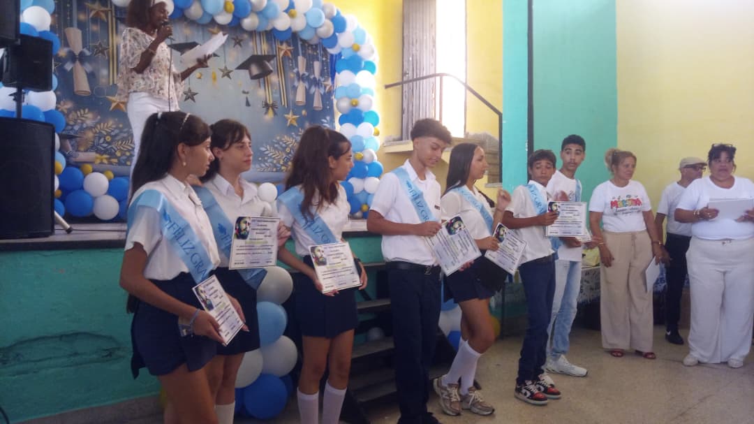 DgeMtz's tweet photo. 🎤 "Hoy despedimos a una generación que lo dio todo".
🏫 Secundaria Básica "Ramón Mathiu".
🎓 Graduación de 9no grado.
📖 Han crecido, han aprendido y han demostrado su valía.
👏 Felicidades a cada uno de los graduados y a sus familias.
#dgmemtz #CubaMined #MatancerosEnVictoria https://t.co/KHr0pzdL3L