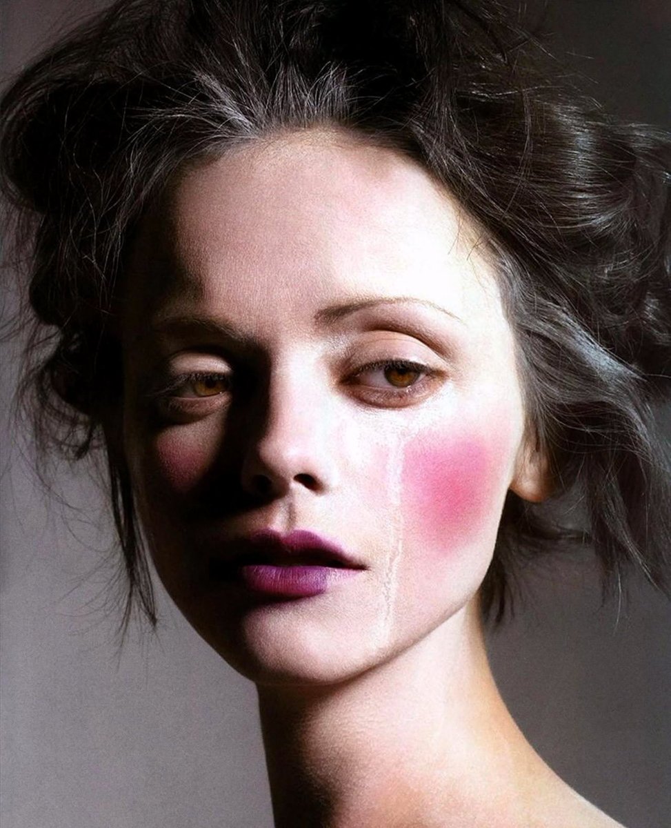 notgwendalupe's tweet photo. Christina Ricci, 2004 https://t.co/G81Itr5HkV