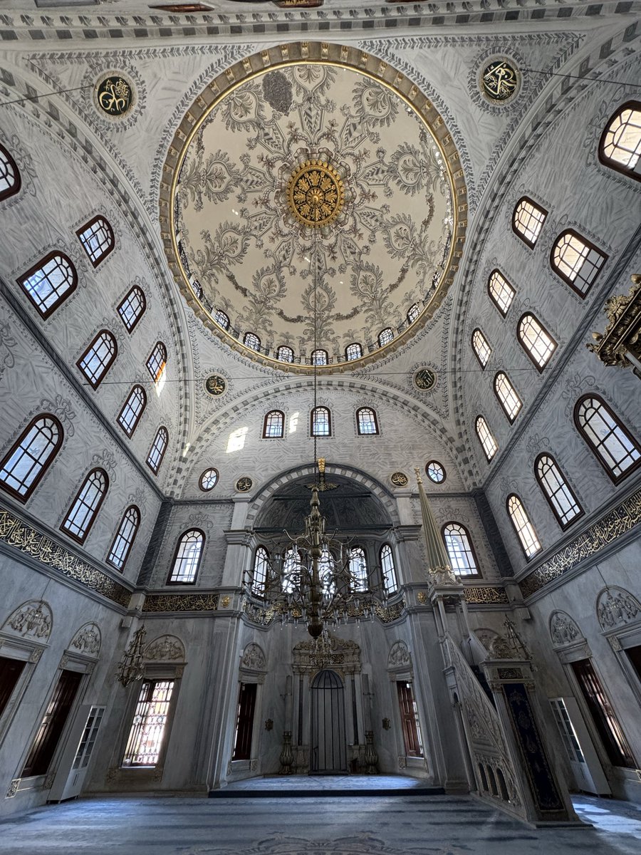 vavelif's tweet photo. Fark ettim de bu aralar okuduğum kitaplar birbirleriyle bağlantılı olmuş fark etmeden;
*İstanbul’da Yaşama Sanatı, Haluk Dursun
*Seyahat Sanatı, Alain de Botton
*Boğaziçi Şıngır Mıngır, Salâh Birsel 
Hakkını vermeye çalışmalı bu sanatın🎨
#İstanbul ⛲️ https://t.co/hduOIf137b