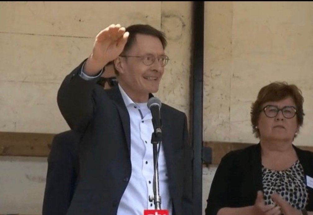 Kathi140180's tweet photo. @GordonRepinski @politico @PaulinePezold @FreSchindler 🤣🤣🤣Ernsthaft? Hitlergruß mit dem LINKEN Arm? 🤣 Hier wie man's richtig macht! https://t.co/4HSjRRb9zn