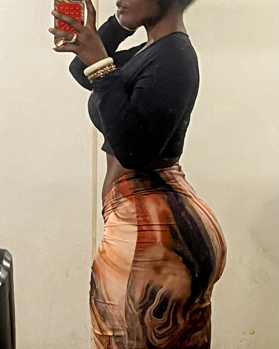 ToiDeesse's tweet photo. 195 pounds, 5’6 1/4. 

Don’t let these people lie to y’all lmao. https://t.co/w8AcvJ9byl