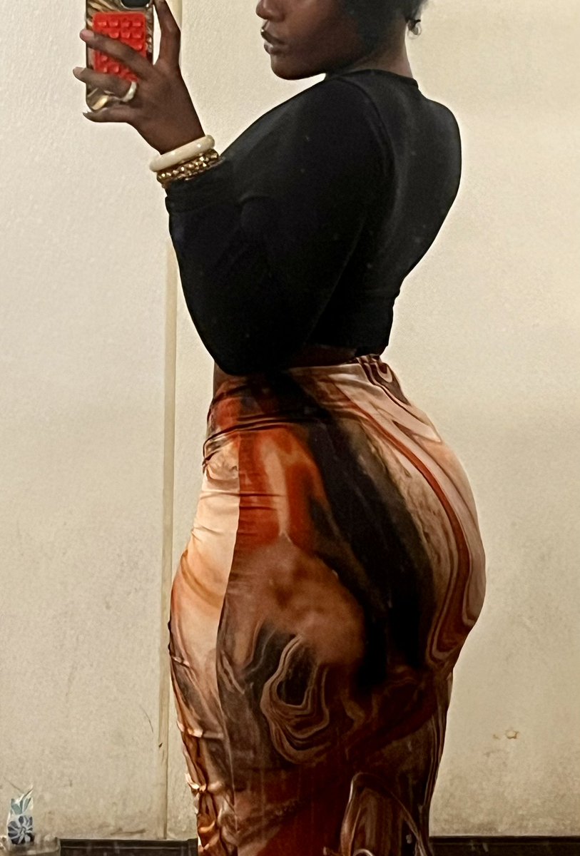 ToiDeesse's tweet photo. 195 pounds, 5’6 1/4. 

Don’t let these people lie to y’all lmao. https://t.co/w8AcvJ9byl