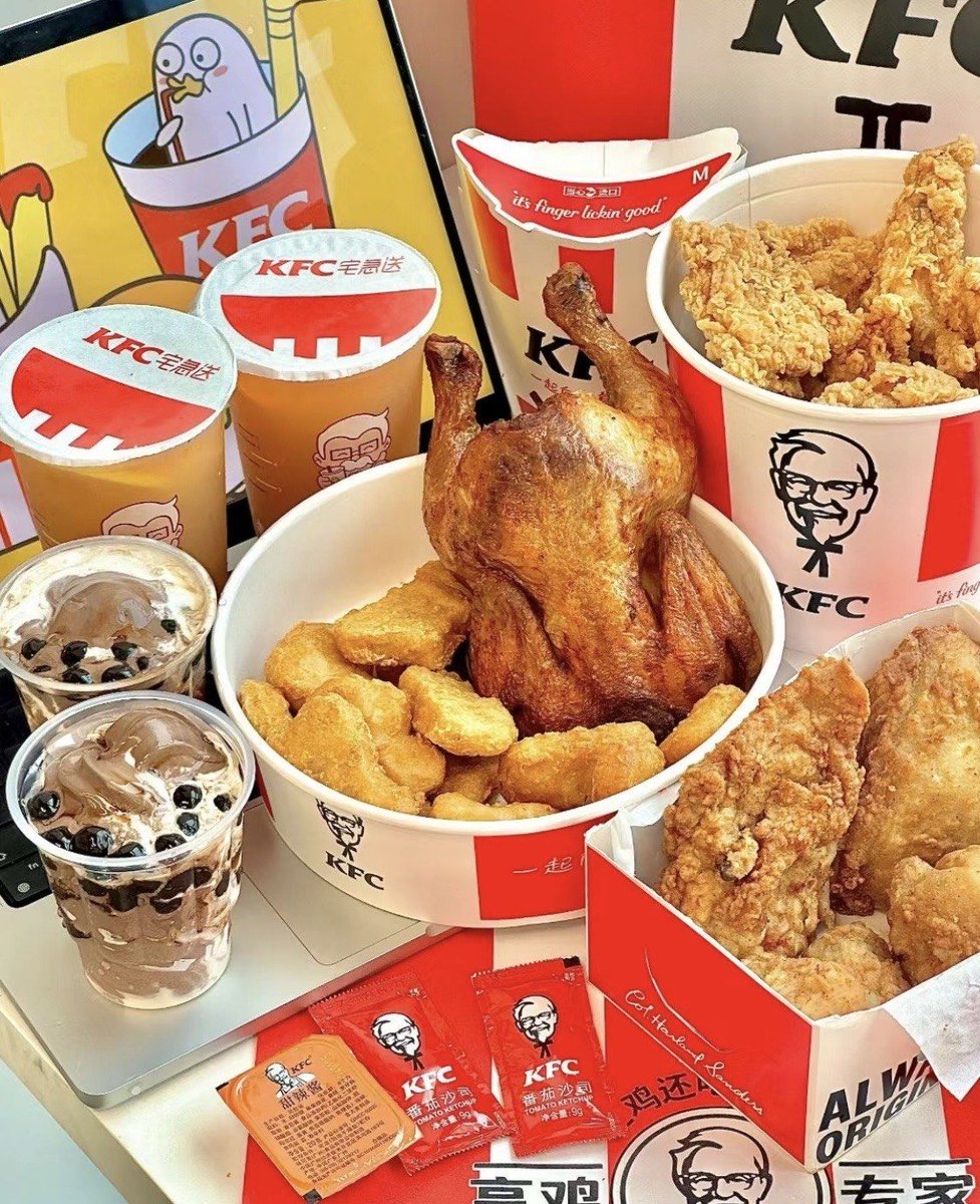 WalkupClint's tweet photo. Just stole half of my boyfriend’s fries and he’s pretending to be mad but he’s already grabbing another one for me – this is our daily love language https://t.co/k2hzC85lKH