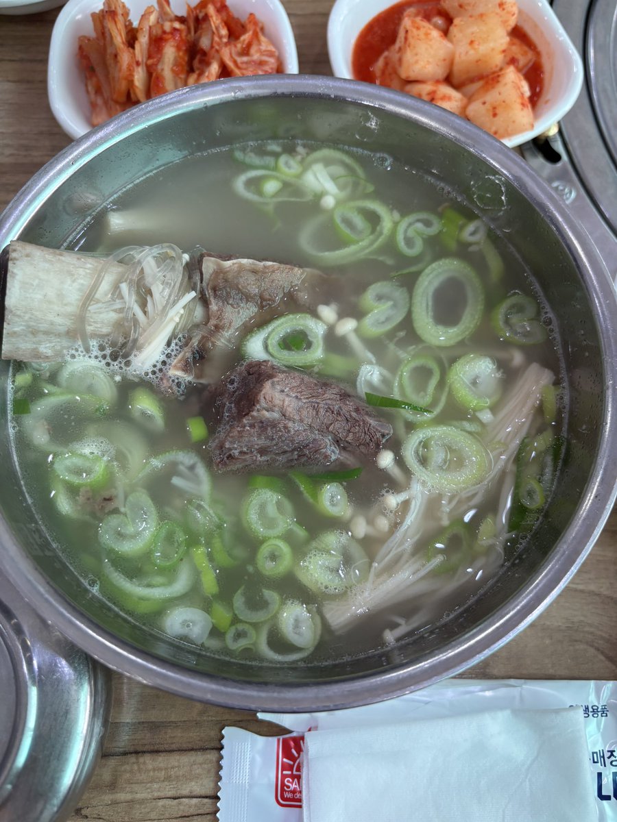o_ob4te's tweet photo. 韓国ワーホリ188日目

오빠がベロベロに酔っ払って帰ってきたらしくて次の日出勤できなかったらしくてめっちゃ心配してたのに会いたいって言ったら家まで来てくれて、食べてみたかった갈비탕食べて家帰ってきてゆっくりしてたら회의入ったからバイバイしたけど、まじで尽くされてるなぁって感じる。 https://t.co/DgDkJJK59h