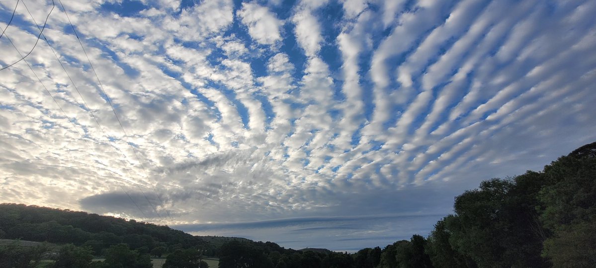 ANGRYNIC2's tweet photo. Fake summer skies in a corrupt and completely rotten UK. https://t.co/R0Bqm7I9iR