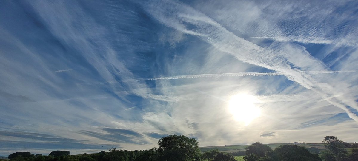 ANGRYNIC2's tweet photo. Fake summer skies in a corrupt and completely rotten UK. https://t.co/R0Bqm7I9iR