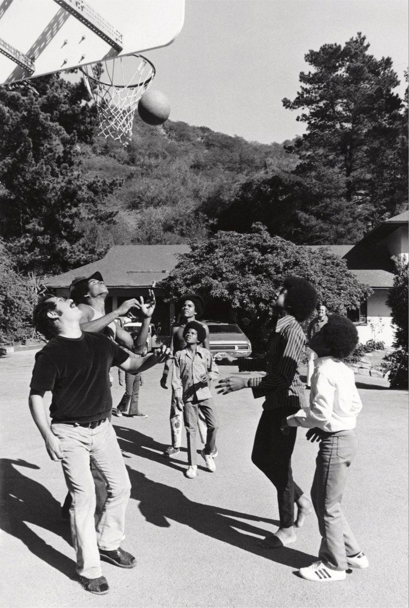 ReSupporter's tweet photo. The Jackson 5 jugando al baloncesto.

📷 George Rodríguez

📍 California, 70s https://t.co/nu05KDP6RY