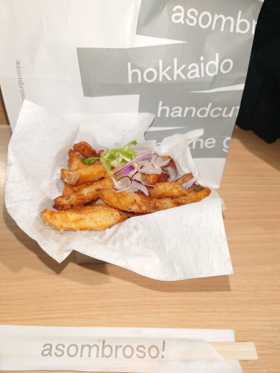 100g205's tweet photo. @towacofox @YouTube 旭山動物園の美味しいフライドポテトは
アソンブロッソさんのフライドポテトだと思います！新千歳空港でも食べれるものなのでもしかしたらお店ご覧になったことあるかもですが、是非ご賞味くださればと思います！(写真は新千歳空港のお店のものです) https://t.co/fIFDKSPdZp