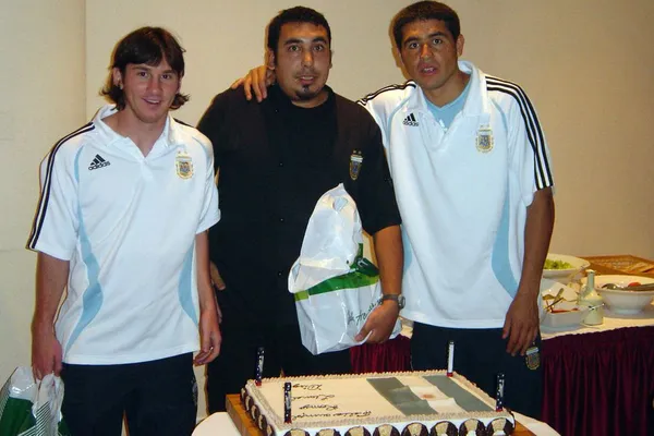 FutbolRetroAr's tweet photo. Messi, el cocinero de la seleccion y Riquelme festejando su cumpleaños, Mundial 2006. https://t.co/usDvJnMseS