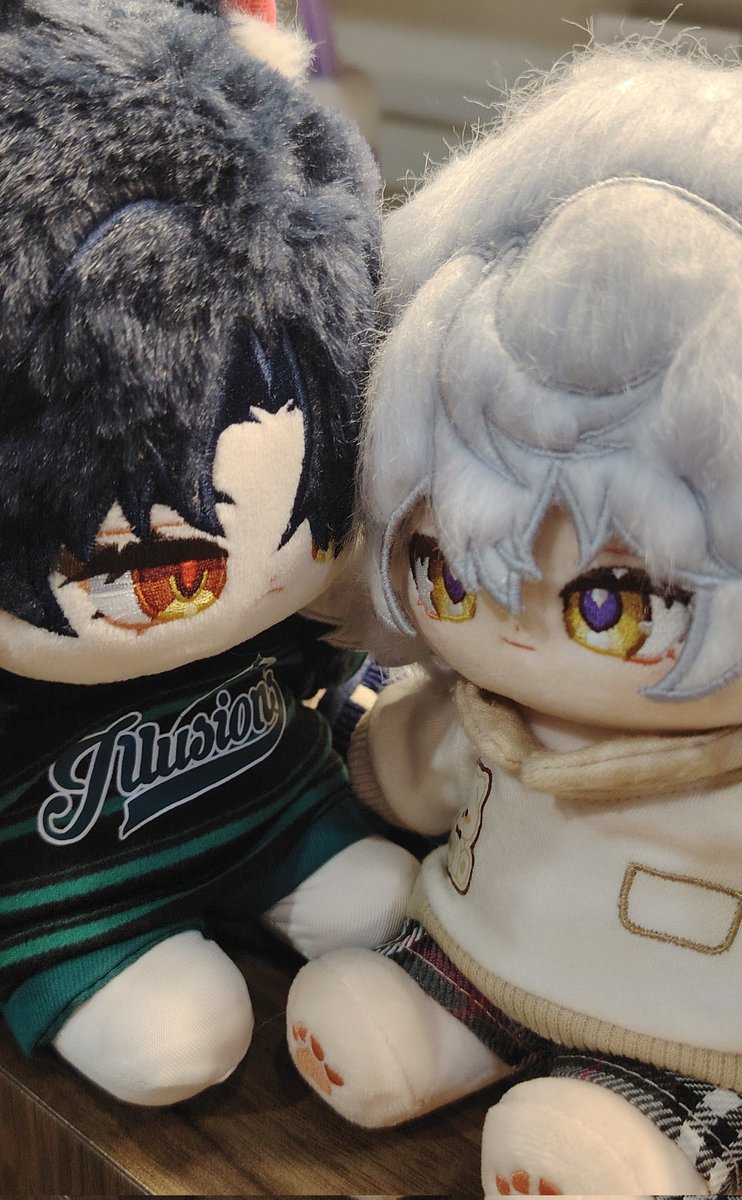 Dreaming_Rui's tweet photo. Ngl I don't like putting hashtags on my doll pics but I do also want to show ppl how snuggly they are 🥹💕⚔️🪽

#renday #刃日 #刃サン https://t.co/pAQ7lhknyT