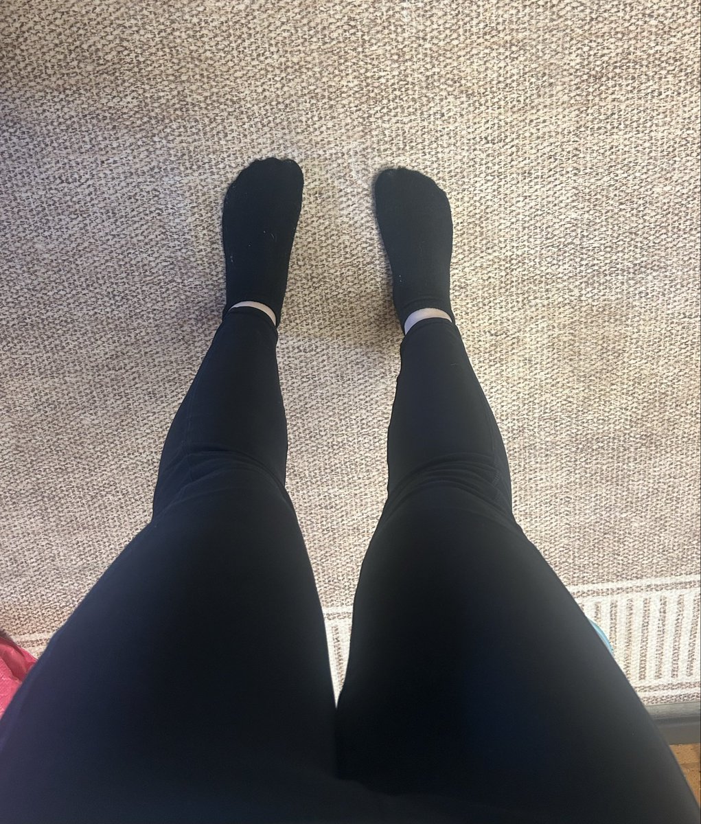 slaybonks's tweet photo. just gymed!! i’m super sweaty and i know some pervert would luuuuv to sniff my socks or bury their nose in my crotch rn lol https://t.co/IiCi1sZalo