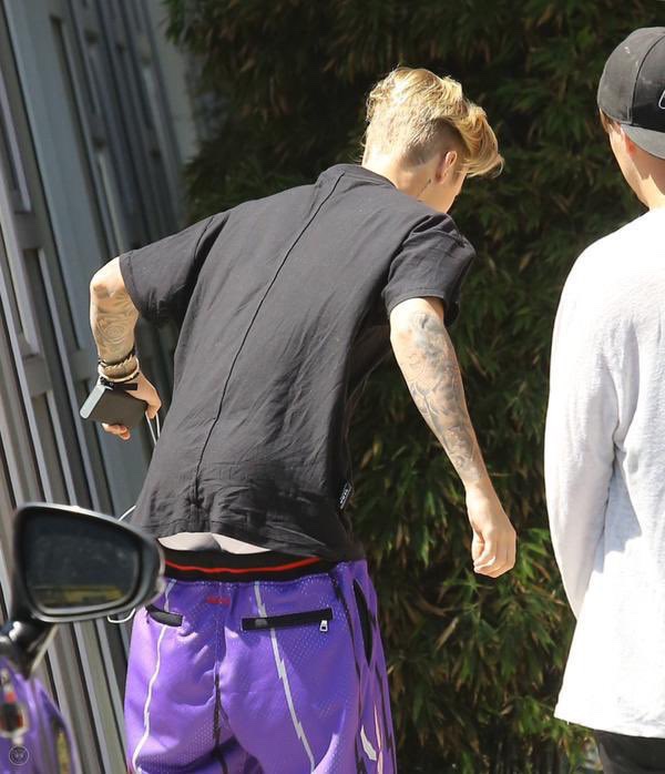 JDBieberDumps's tweet photo. Justin Bieber spotted arriving at a studio in Los Angeles, California
(June 25, 2015) https://t.co/0YyQfSGTON