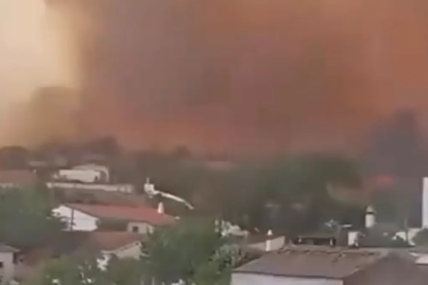 algarve_news's tweet photo. Loulé fire ‘dominated’: Over 300 firefighters remain in place to fight resurgence, as villagers struggle with water shortage.
https://t.co/8NoOBwaLjE
#LouleFire #AlgarveNews #Fogos #PortugalNews #Ameixial #PortugalWildfire #AlgarveDailyNews https://t.co/2oabclhInl