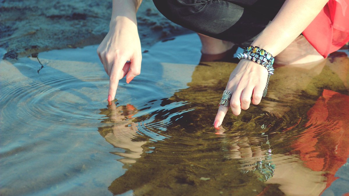 SalidaSol's tweet photo. The soul should prepare itself 
every day for something new,
at least to understand other 
points of view.
Friendship, joy, and understanding 
among people
are at the crossing point 
between two water ripples.
#micropoetry (@SalidaSol)
#differences #friendship https://t.co/4jRI191lWa