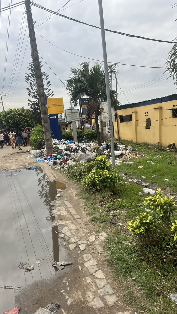 Oluwanifise13's tweet photo. Snap shot from ikeja…today 

Third frame…front of police training school ikeja. 😭

Eko oni baje 
#cleanerlagos https://t.co/WqrYXVqtYf