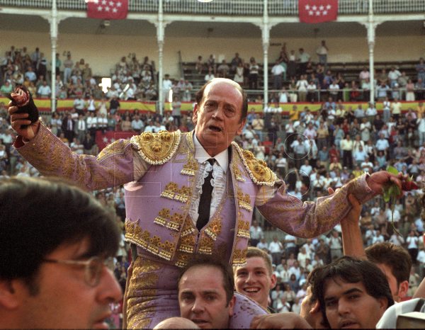 beatrice_marge's tweet photo. Tal día como hoy en Las Ventas el 24 de junio de 1998

🗡️ Antonio Chenel Albaladejo "Antoñete"
Celebró en la plaza madrileña su 66 cumpleaños.

En contra de su voluntad, fue sacado a hombros por la Puerta Grande.

#EternoChenel✨ https://t.co/TAdCe5vNiP