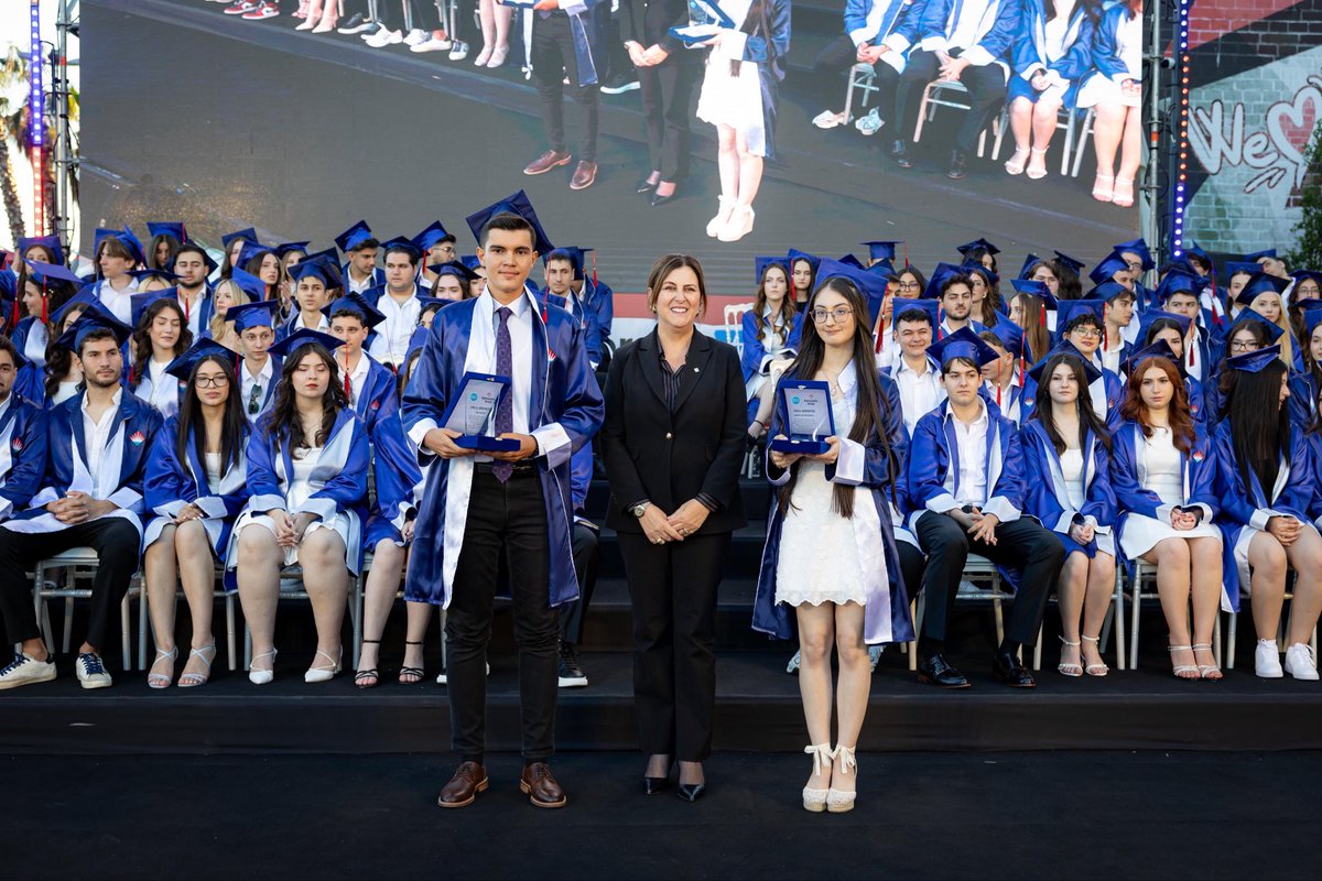 bahcesehir_k12's tweet photo. Nakkaştepe 50. Yıl Kampüsümüzün mezuniyet törenini Bahçeşehir Üniversitesi Güney Kampüs’de gerçekleştirdik. 🎓

Öğrencilerimizin bu anlamlı gününe; Bahçeşehir Üniversitesi Rektörü Prof. Dr. Esra Hatipoğlu, Genel Müdürümüz Dr. Özlem Koç ve Eğitimden Sorumlu Genel Müdür Yardımcılarımız Dr. Özge Aslan ile Nil Çiçek de eşlik etti.

Tüm mezunlarımızı kutluyor, geleceklerinin başarılarla dolu olmasını diliyoruz. ✨