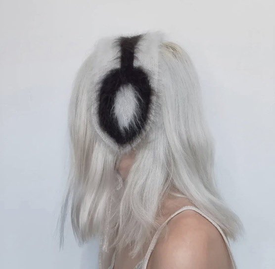 acervoapril's tweet photo. headpiece de tricô inspiradas na #Underscores feitas pela @ bertavknitwear no instagram 🥹🎧 https://t.co/1I5ZNyVHyF