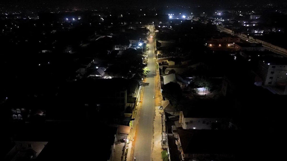 LEDCoLimited's tweet photo. 📍CEMETERY ROAD, ILORIN, KWARA, NIGERIA. 🇳🇬 — Smart Solar Street Lights by US.💡

Delivering under the Kwara State Government (@followKWSG) mandate, we are brightening streets, reducing accidents and crime, &amp; strengthening infrastructure across Nigeria.🙌

#Solar #Nigeria #Africa https://t.co/vnZmtJDFuY