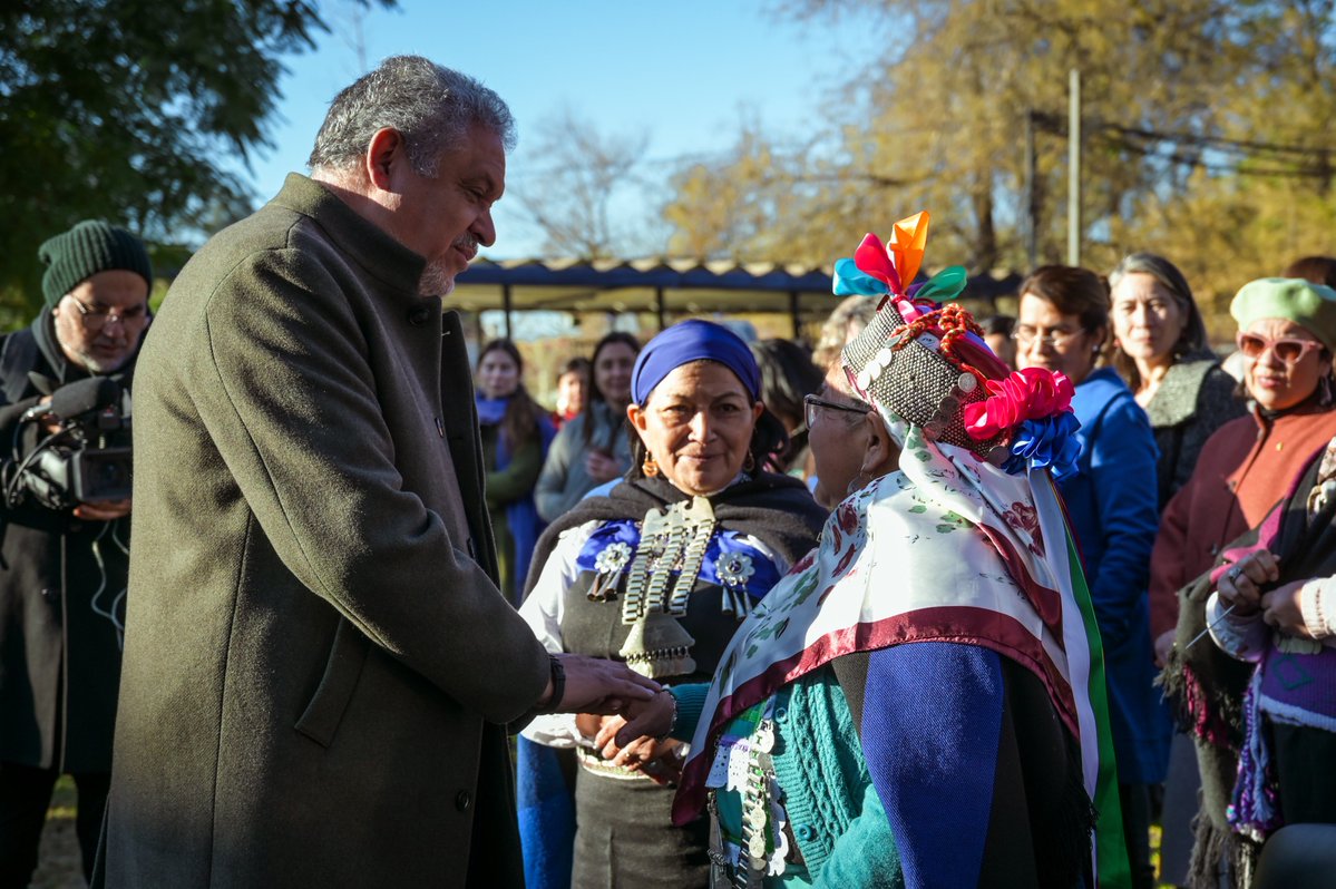 usach's tweet photo. 🍁La USACH celebró la Ceremonia del Nuevo Ciclo y  conmemoró el Día Nacional de los Pueblos Indígenas con un llamado a fortalecer la interculturalidad en la educación superior.

📌En el marco del Wiñol Tripantu se izó la bandera del Pueblo Mapuche.
➡️Detalles en: https://t.co/79ic42wbWS