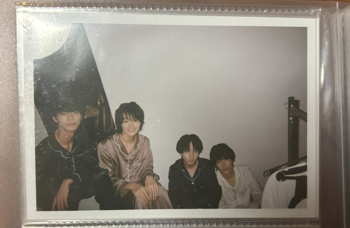 yk_sm_o7o7's tweet photo. @pi__neko_ お返事ありがとうございます(ᴗᴗ)
大倉の他グッズは所持していないのですが、こちらの生写真でしたらありました。お求めじゃなかったらすいません💦
ぜひ交換お願いします。 https://t.co/Tb62HFbecp