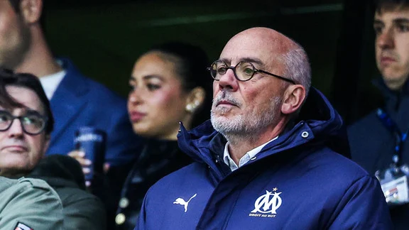 saisportstr's tweet photo. Fransa’da OM karıştı! 🇫🇷

Le10Sport’a göre RMC yorumcusu Éric Di Meco, OM’nin yeni başkanı Stéphane Richard’ı daha ilk günden topa tuttu.

Di Meco, Richard’ın taraftarı karşısına alan açıklamalarını “iletişim hatası” olarak yorumladı ve DNCG (MALİ DENETLEME KURUMU) sürecindeki başarısızlığı da sert sözlerle eleştirdi:

“OM başkanı olmak ciddi iştir. Çalışmak, doğru yönetmek ve hata yapmamak gerekir.”

MARSİLYA İÇİN KRİTİK SON 72 SAAT!