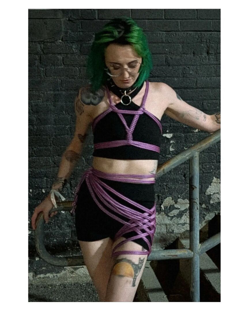 AgreeableAgony's tweet photo. Reposted @mis_ali_gnment This self tie lasted 7 hours of walking around the city and dancing (these were taken at hour 4)
🪢@agreeableagony 
📸@rtothegarr https://t.co/r4AhKJsMkH https://t.co/KUKeup7YQP