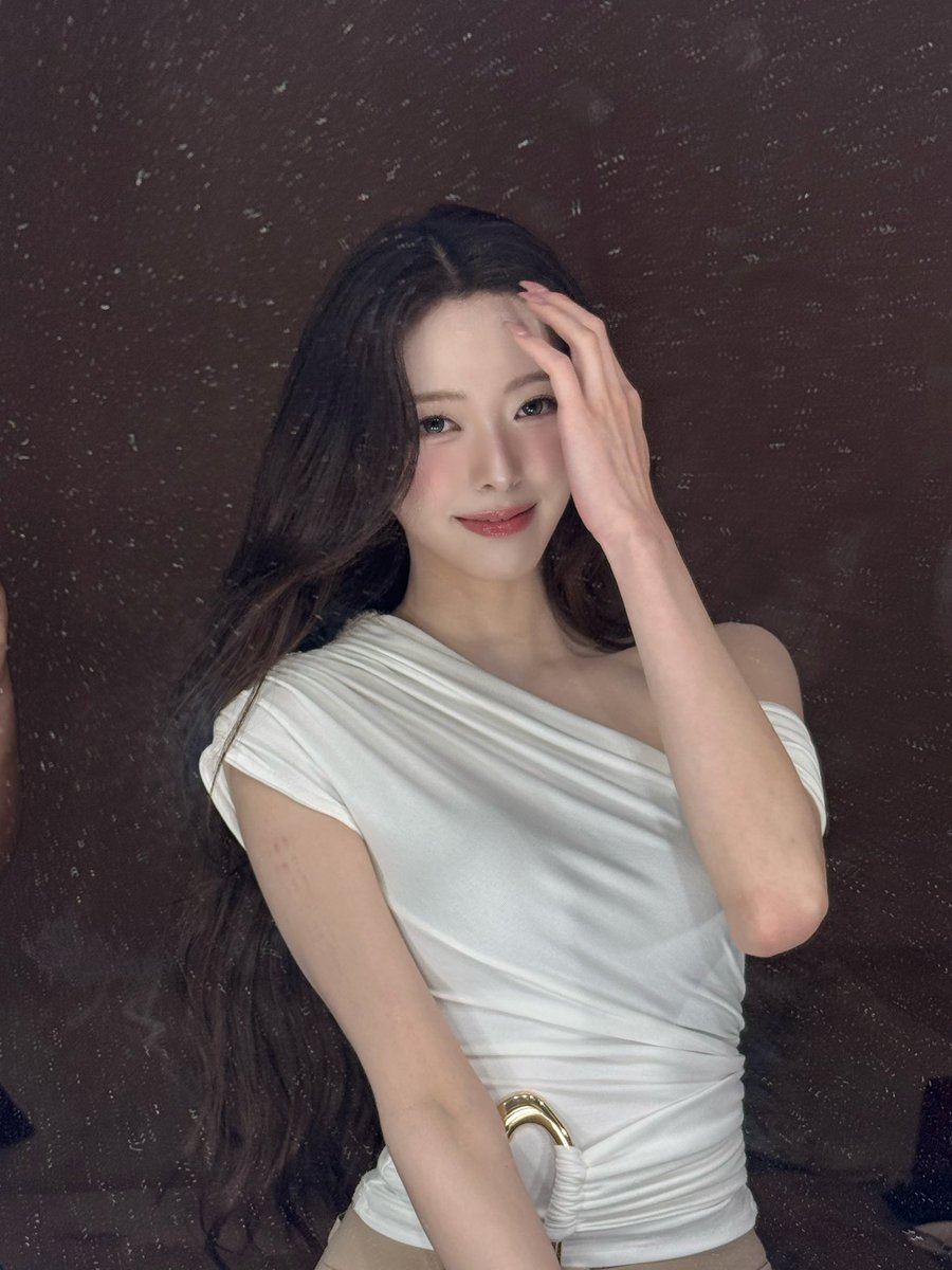 bblofitzy's tweet photo. 🐰💭 4:40pm

— 히
— i finished the mawazine festival well and now i’m at the airport to head home https://t.co/lvSxBUz2bN