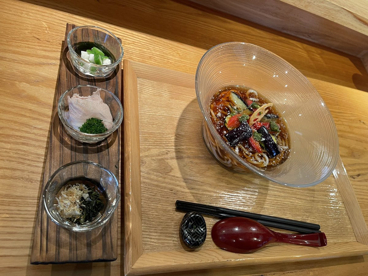 yamatetu1969's tweet photo. G style GACHI SOBA DOJO 〜流儀〜
愛知県豊橋市

夏野菜(フルーツトマト・茄子・ズッキーニ)のバジルソースの香露SOBA+十勝はるきらりの無添加追いSOBA

夏野菜の旨みと爽やかなバジルソースが見事に調和した至極の逸杯
十勝はるきらりの追いSOBAは小麦の風味が豊かで最後まで美味しく味わえた逸品 https://t.co/mVWsSokTIh