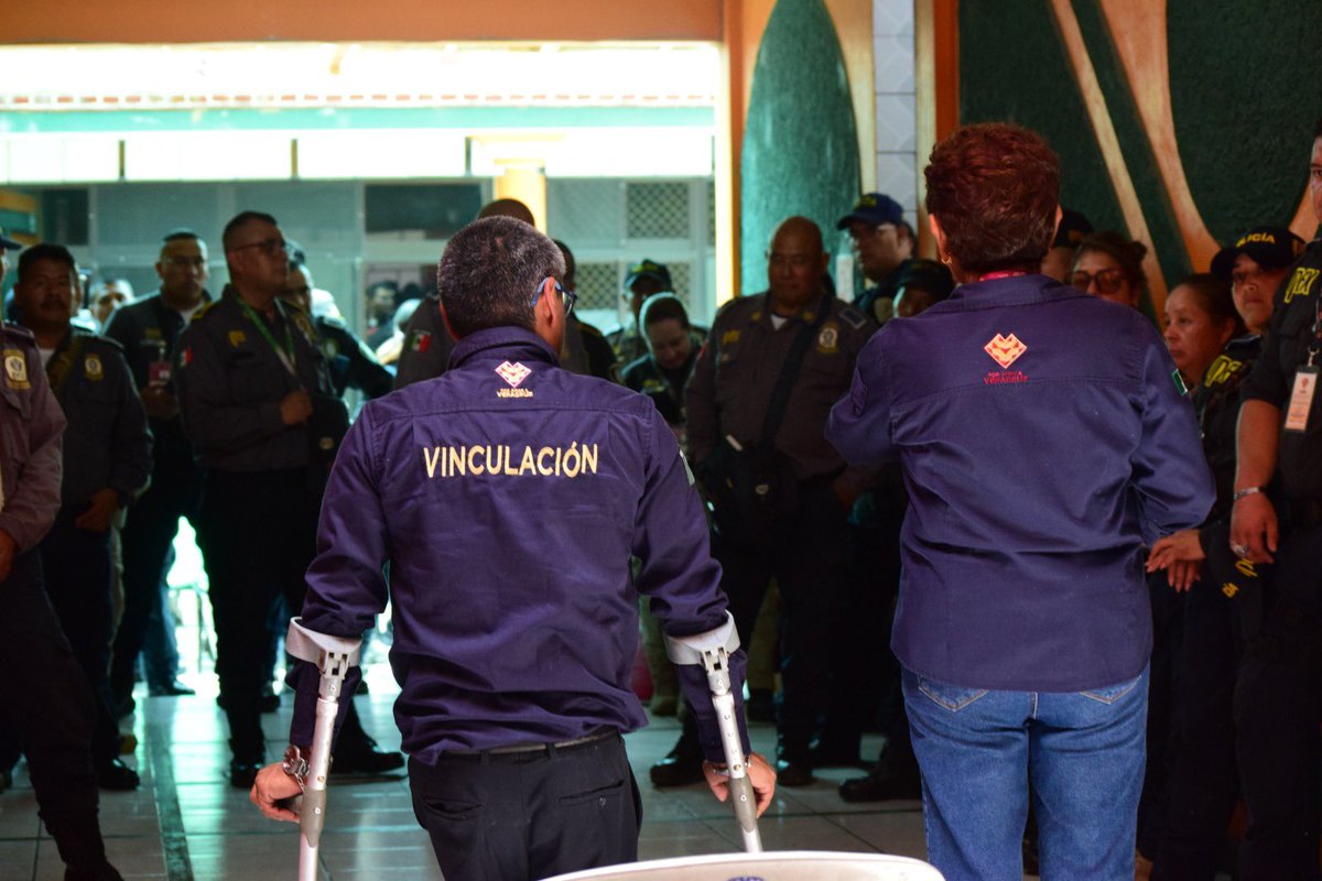 SP_Veracruz's tweet photo. Como parte de la Estrategia Estatal de Seguridad, impartimos un taller sobre el "Protocolo de Actuación Policial para Personas con Discapacidad en Calidad de Víctimas o Detenidos" a elementos operativos del IPAX Xalapa.🩼👮🏽‍♂️🚔 https://t.co/aWALFTUq2G