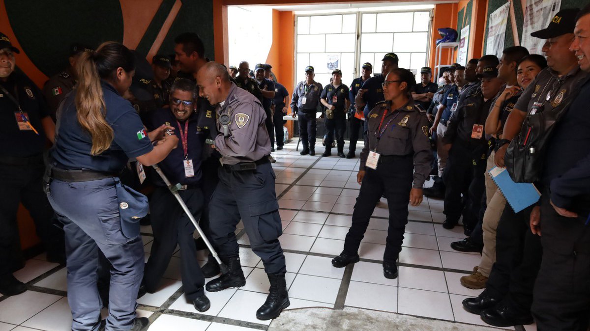 SP_Veracruz's tweet photo. Como parte de la Estrategia Estatal de Seguridad, impartimos un taller sobre el "Protocolo de Actuación Policial para Personas con Discapacidad en Calidad de Víctimas o Detenidos" a elementos operativos del IPAX Xalapa.🩼👮🏽‍♂️🚔 https://t.co/aWALFTUq2G
