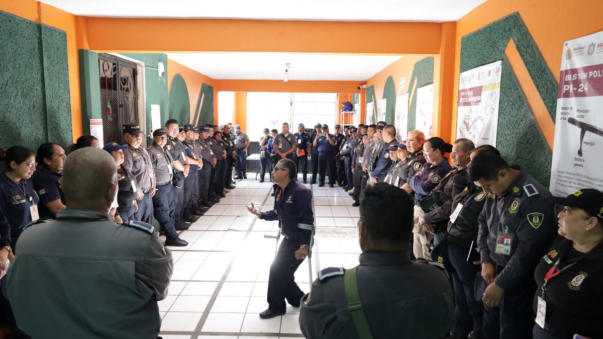 SP_Veracruz's tweet photo. Como parte de la Estrategia Estatal de Seguridad, impartimos un taller sobre el "Protocolo de Actuación Policial para Personas con Discapacidad en Calidad de Víctimas o Detenidos" a elementos operativos del IPAX Xalapa.🩼👮🏽‍♂️🚔 https://t.co/aWALFTUq2G