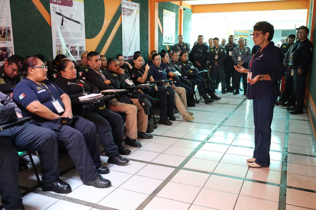 SP_Veracruz's tweet photo. Como parte de la Estrategia Estatal de Seguridad, impartimos un taller sobre el "Protocolo de Actuación Policial para Personas con Discapacidad en Calidad de Víctimas o Detenidos" a elementos operativos del IPAX Xalapa.🩼👮🏽‍♂️🚔 https://t.co/aWALFTUq2G