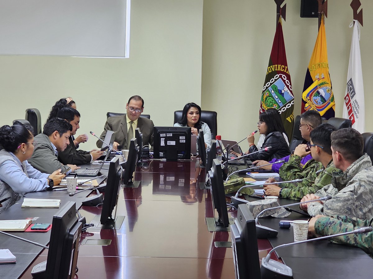 ECU911Ambato's tweet photo. 📍 #Ambato | Este 24 de junio, el Director Zonal de Operaciones del @ECU911_ participó en la reunión mensual del Consejo Provincial de Seguridad Ciudadana, convocada por la @GoberTungurahua y que contó con la participación de autoridades y representantes de diversas instituciones vinculadas a la seguridad y el orden público. 🤝

🚨 Durante la jornada se analizaron temas relacionados con la seguridad ciudadana, la prevención de riesgos y la articulación interinstitucional para fortalecer la atención de emergencias y la respuesta ante eventos que afecten a la población.