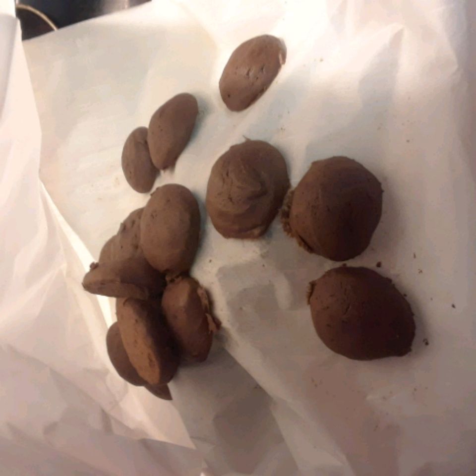 D228007's tweet photo. Stopped by my neighbor’s to share homemade chocolate chip cookies—she brought fresh zucchini from her garden, and we chatted for 20 minutes over the fence. Love small, warm neighborhood moments!， https://t.co/eX9mKS98L0