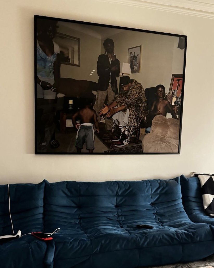 AymanChouks's tweet photo. Le flow d’imprimer les photos qu’on a prise et les accrocher chez soi https://t.co/G8qeD6L06V