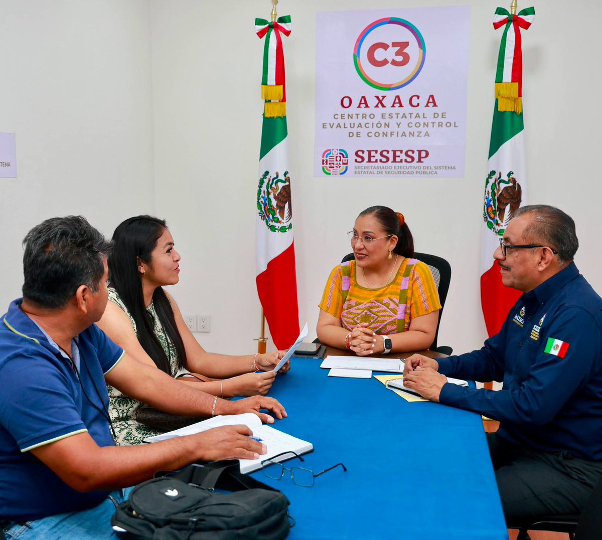 Imagen_Oax's tweet photo. La titular del Secretariado Ejecutivo Oaxaca del Sistema Estatal de Seguridad Pública (@SESESP_GobOax ) @KarinaBaronO, sostuvo una reunión de trabajo con la presidenta municipal de San Juan Cotzocón, Marlene Prieto Vásquez, con el objetivo de reforzar la coordinación institucional en materia de profesionalización policial.

​En cumplimiento a las instrucciones del gobernador Salomón Jara Cruz, Barón reafirmó el compromiso de avanzar en el trabajo conjunto con los municipios para impulsar la construcción de un #OaxacaSegura.
