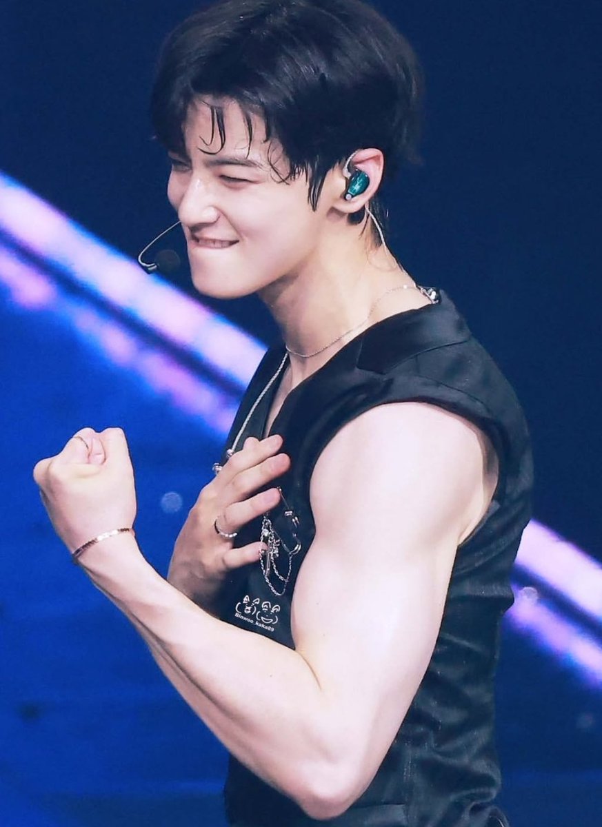 NazifaNawa0910's tweet photo. Arm era Cha Eunwoo hits entirely different🔥😳 https://t.co/iHIbG5IAKe