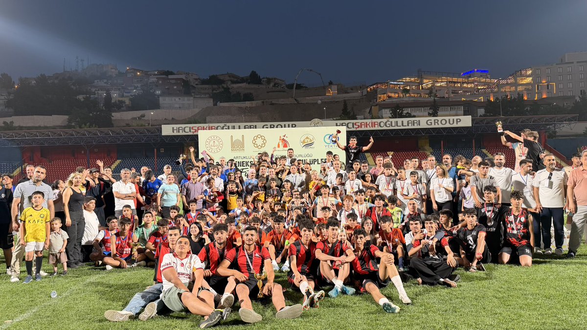 BeytullahBirlik's tweet photo. ⚽🏆 Geleneksel Okul Spor Kulüpleri Futbol Turnuvası Finali Gerçekleştirildi

Artuklu İlçe Millî Eğitim Müdürlüğümüz tarafından bu yıl üçüncüsü düzenlenen Geleneksel Okul Spor Kulüpleri Futbol Turnuvası’nın final müsabakaları ve ödül törenine katılım sağladık.

İlkokul, ortaokul ve lise kategorilerinde dereceye giren takımlarımızın kupa ve madalyalarına kavuştuğu organizasyonda, öğrencilerimizin sergilediği mücadele azmi, takım ruhu ve centilmenlik takdire şayandı.

Sayın Valimiz başta olmak üzere ilimizde okul spor kulüplerinin yaygınlaştırılması ve gençlerimizin sporla buluşturulması noktasında verilen güçlü desteklerin meyvelerini almaya başladık. Geçtiğimiz yıl ilimizde okul spor kulübü bulunmazken, bugün 129 okul spor kulübüne ulaşılmış olması, bu alanda ortaya konulan vizyonun ve iş birliğinin somut bir göstergesidir.

Gençlerimizin sportif, sosyal ve kişisel gelişimlerine önemli katkılar sunan bu anlamlı organizasyonun düzenlenmesinde emeği geçen Artuklu İlçe Millî Eğitim Müdürlüğümüze, okul idarecilerimize, öğretmenlerimize ve tüm paydaşlarımıza teşekkür ediyor; turnuvaya katılan tüm öğrencilerimizi ve derece elde eden takımlarımızı tebrik ediyorum.

Okul sporlarının gelişimine sunduğu kıymetli desteklerden dolayı Sayın Valimize şükranlarımı arz ediyor, çocuklarımızın ve gençlerimizin sporla buluşmasına katkı sağlayan tüm kurum ve kuruluşlara teşekkür ediyorum.

👏 Emeği geçen herkese teşekkür ediyor, tüm sporcularımıza başarılarının devamını diliyorum.
@OA_BAK @hamzayerlikaya @tuncay_akkoyun