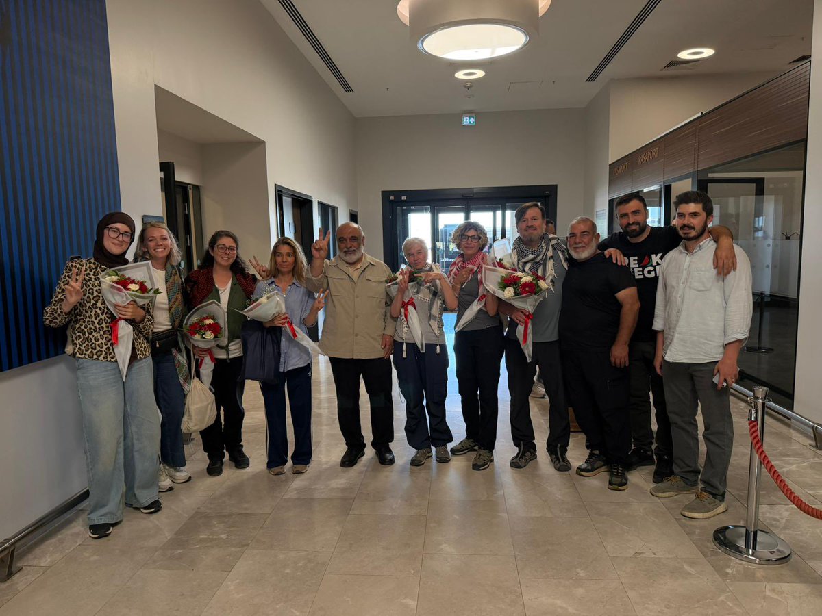 ihhinsaniyardim's tweet photo. Libya’da esir tutulan Sumud Kara Konvoyu aktivistleri özgür!

Gazze ablukasını kırmak ve Filistin halkının sesini dünyaya duyurmak için yola çıkan, Libya’da yaklaşık bir ay boyunca alıkonulan 6 aktivist tahliye edildi.

Özgürlüğüne kavuşan aktivistler, İstanbul Havalimanı’nda karşılandı.