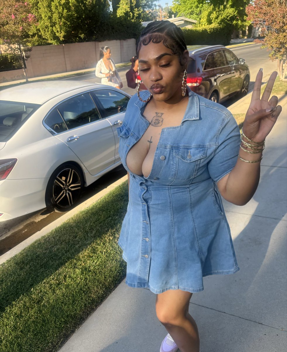 Scammmlikelyy's tweet photo. That PS5 Can’t Love You Like I Do 😘🫦 https://t.co/N6FqkRavcV