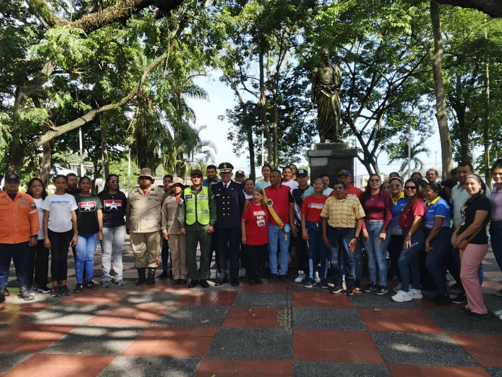 TupamaroMRT_'s tweet photo. ¡El corazón de Papelón late con orgullo patrio! ❤️🖤
​Hoy, la Plaza Bolívar se llenó de alegría, historia y comunidad para conmemorar los 205 años de la gloriosa Batalla de Carabobo. Más que un acto protocolar, fue un encuentro entre hermanos y vecinos que compartimos el mismo amor por nuestra tierra de Portuguesa.
​Junto a nuestro alcalde TUPAMARO René Díaz, las fuerzas del GPPSB y, sobre todo, el motor principal de todo esto, nuestro combativo poder popular organizado, reafirmamos que el mejor homenaje a nuestros libertadores es seguir construyendo juntos, en cada calle y en cada hogar, el municipio soberano y solidario que soñamos.
​¡La lucha por nuestra independencia y el bienestar de nuestra gente continúa viva en Papelón!
#TupamaroAntiimperialista